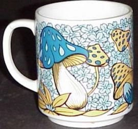 COFFEE MUG WITH MUSHROOM DECORATIONS