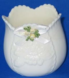 IVORY TULIP PETAL CERAMIC CANDLE HOLDER