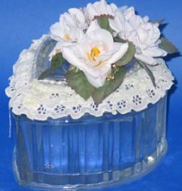 CLEAR GLASS HEART CONTAINER - PALE PINK ROSES -PEARL BORDER & LA